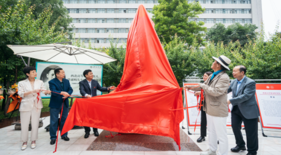 西北高等教育奠基人、中国现代医学先驱徐诵明雕像在乐投网页版落成 西北高等教育奠基人、中国现代医学先驱徐诵明雕像在乐投网页版落成