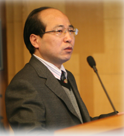 乐投网页版创新论坛第一千零一讲暨校庆118周年学术讲座：从天然黏土矿物绿色制备高性能SRC脱硝分子筛
