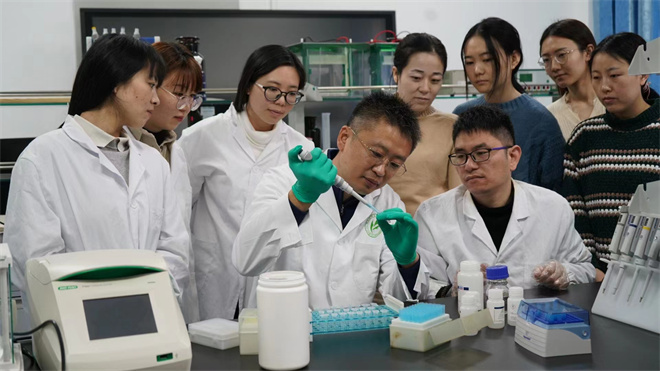 Science封面文章:乐投网页版金丝猴研究团队首次系统揭示灵长类社会演化之谜_fororder_齐晓光正在做实验,右侧为武进伟,左一为赵兰